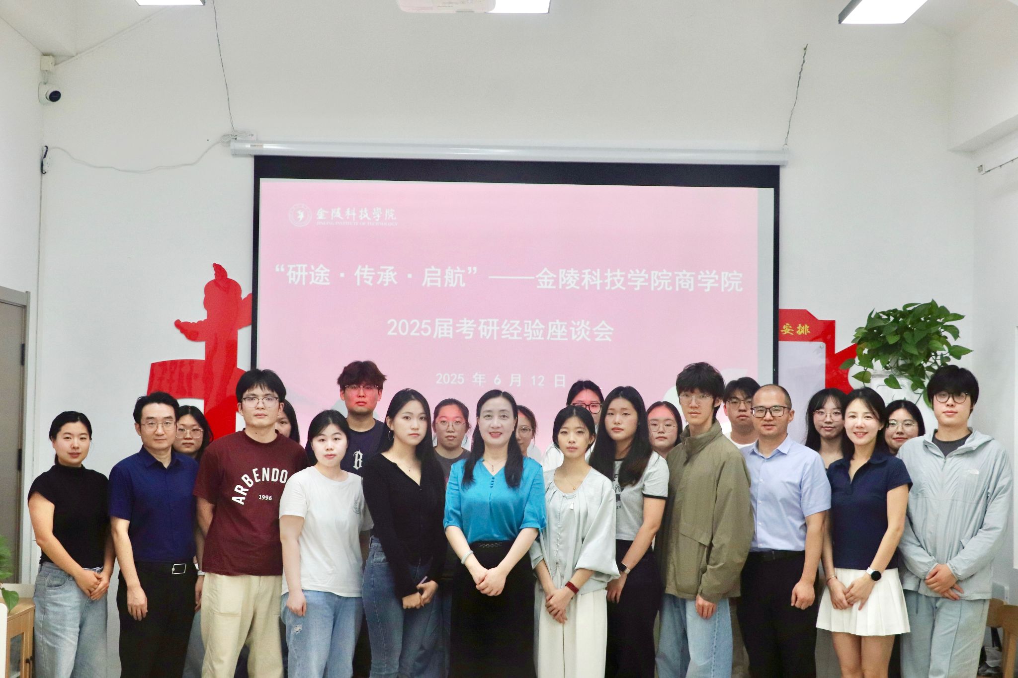副校长顾晓燕参加yl9193永利集团“一站式”学生社区系列活动